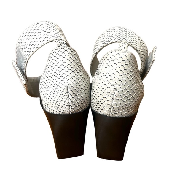 Chinese Laundry Balance Black and White Single Strap Sandals - Picture 9 of 11